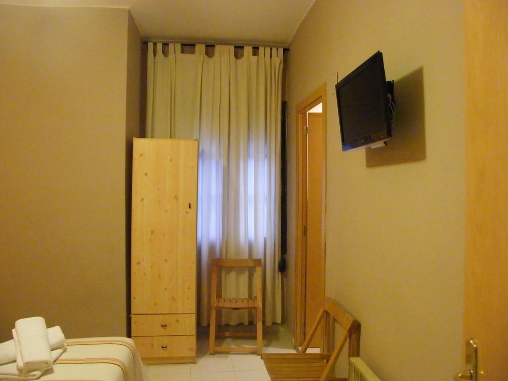 Pension Corona Сарагоса Екстер'єр фото